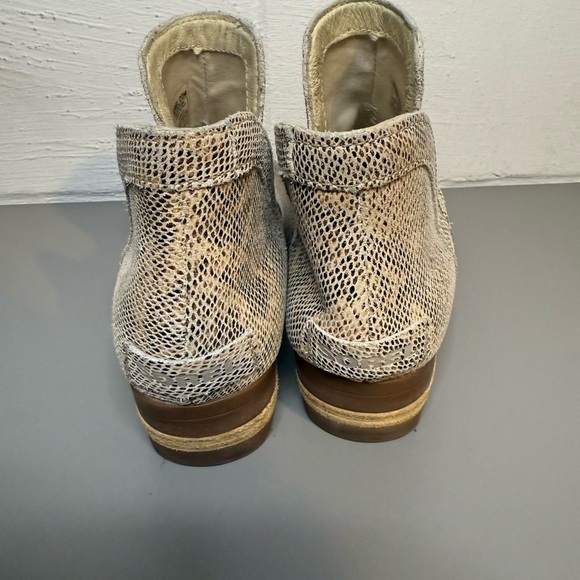 Women's Sorel Snake Print Ankle Boots NWOT - Picture 4 of 7